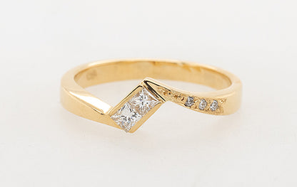 Wedding Ring Fitted Pincess Cut Diamonds