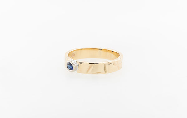 Embossed Ceylon Sapphire Yellow & White Ring