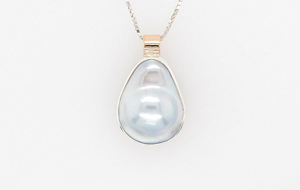 Mabe Pearl Embossed Bale Pendant