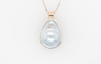 Mabe Pearl Embossed Bale Pendant